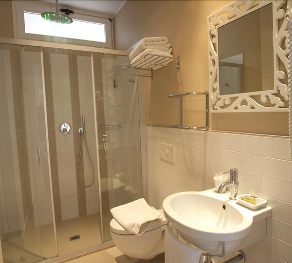 Bathroom 4, Bristol, Rimini
