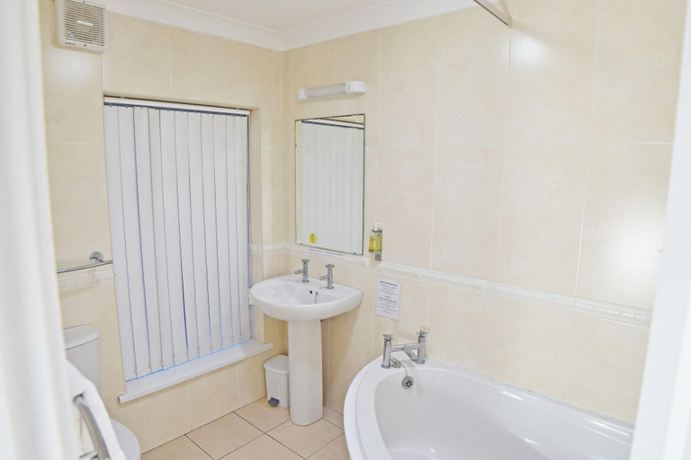 Bathroom 4, Dovedale Hotel and Restaurant, Lincolnshire