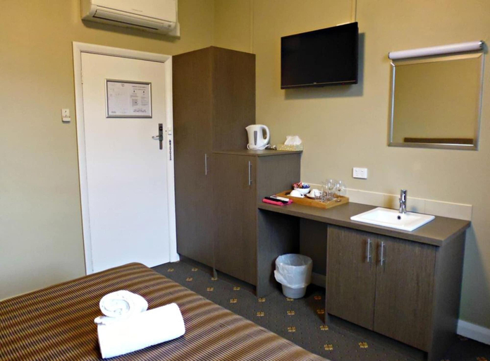 Bathroom 4, Formby Hotel, Devonport