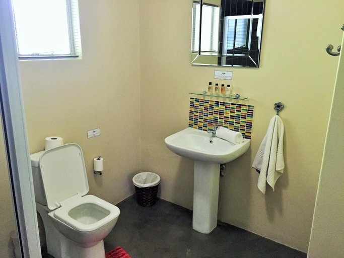 Bathroom 4, Pumleni Guesthouse, Bojanala
