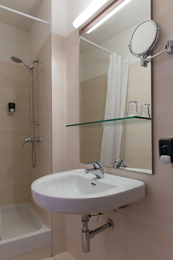 Bathroom 4, CE Plaza Hotel, Siófok