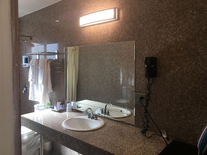Bathroom 4, Hollywood 7 Star Motel, Los Angeles