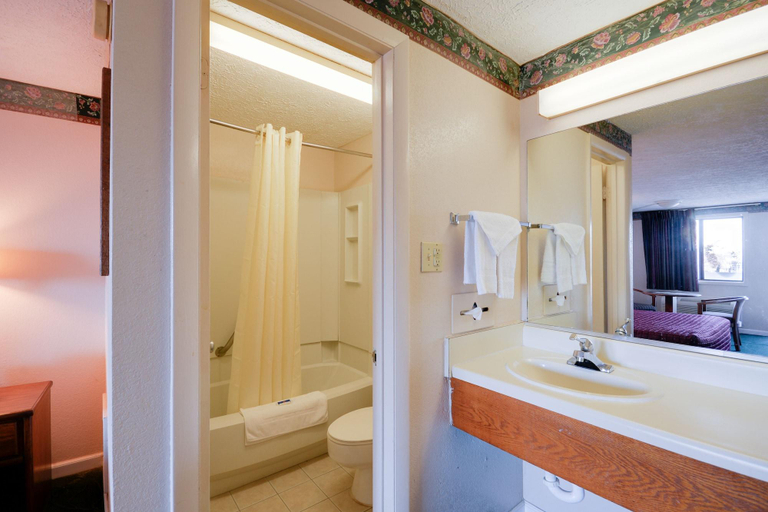 Bathroom 5, Motel 6 Norfolk Oceanview, Norfolk