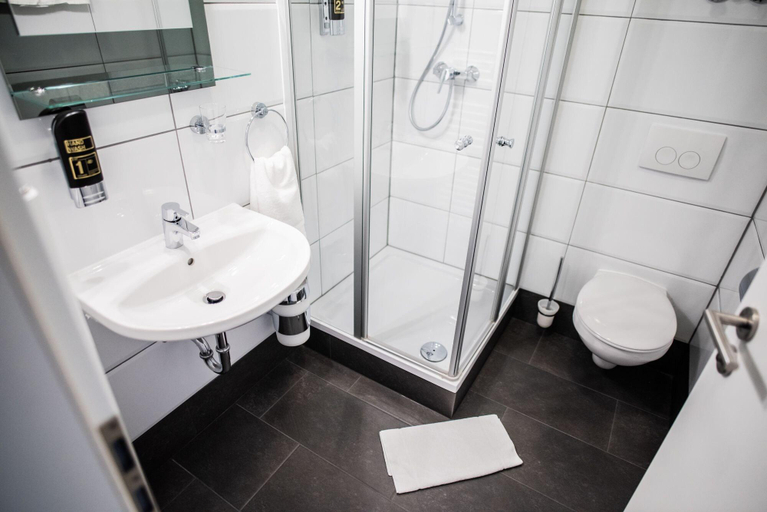 Bathroom 3, Hotel Leo, Karlsruhe