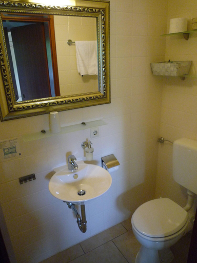 Bathroom 5, Haus Zeranka Hotel garni, Traunstein