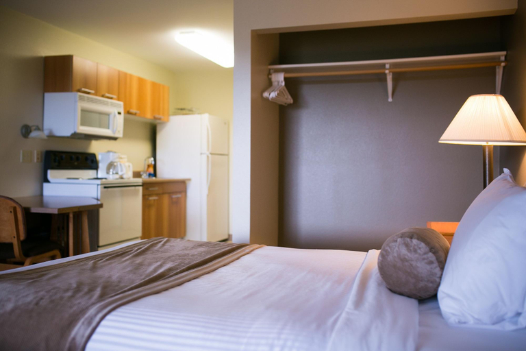 Bedroom 4, White Pine Adventure Inn, Sublette