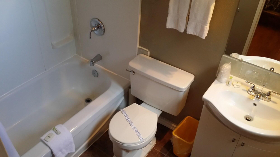 Bathroom 3, Magnuson Hotel Creston, Central Kootenay