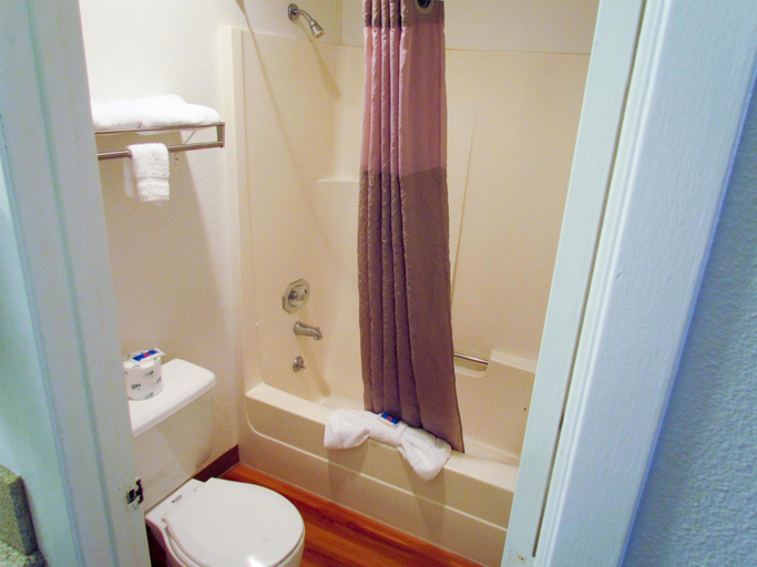 Bathroom 4, Motel 6 Vancouver, Clark