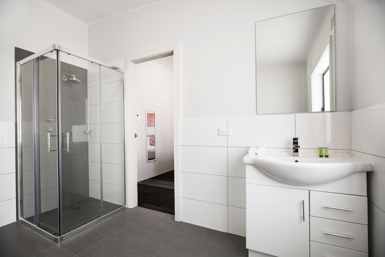 Bathroom 5, Nightcap at Camp Hill Hotel, Camp Hill