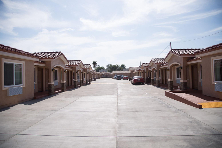 Exterior & Views 1, Diamond Bell Inn & Suites, Los Angeles