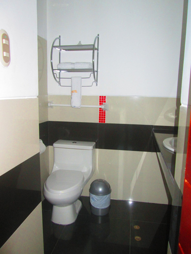 Bathroom 4, Ari's Hotel III, Maynas