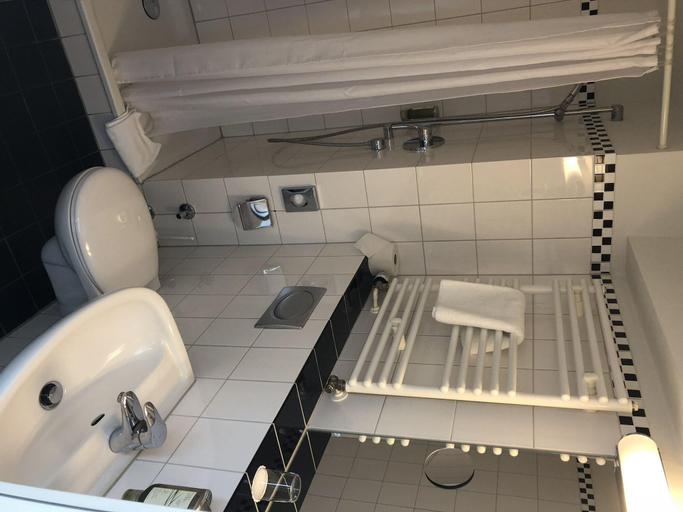 Bathroom 4, Monopol, Hamburg