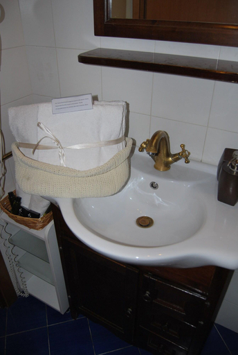 Bathroom 5, Pettinary Village, Rome