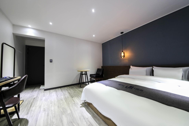 Bedroom 2, Cheongju Hotel Luem, Cheongju