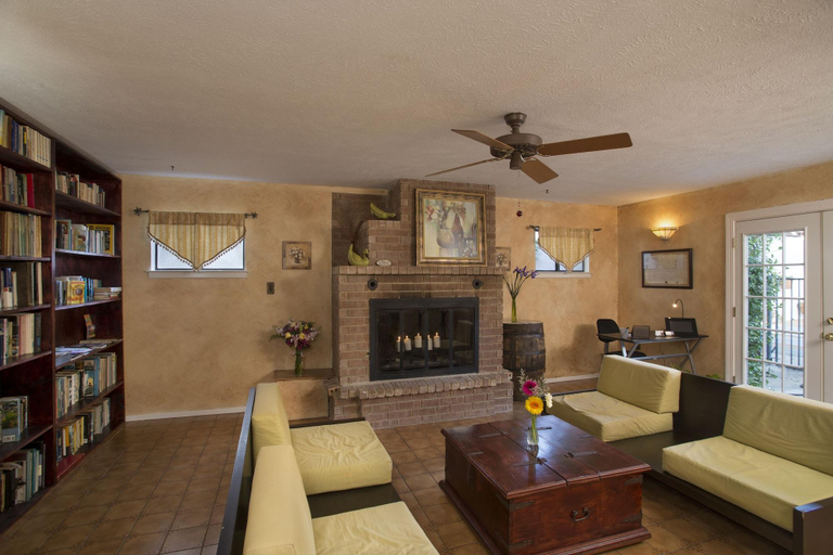 Public Area 3, The Lakehouse Bed & Breakfast, Comal