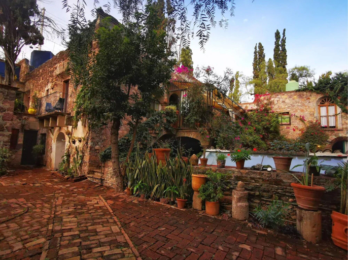 Exterior & Views