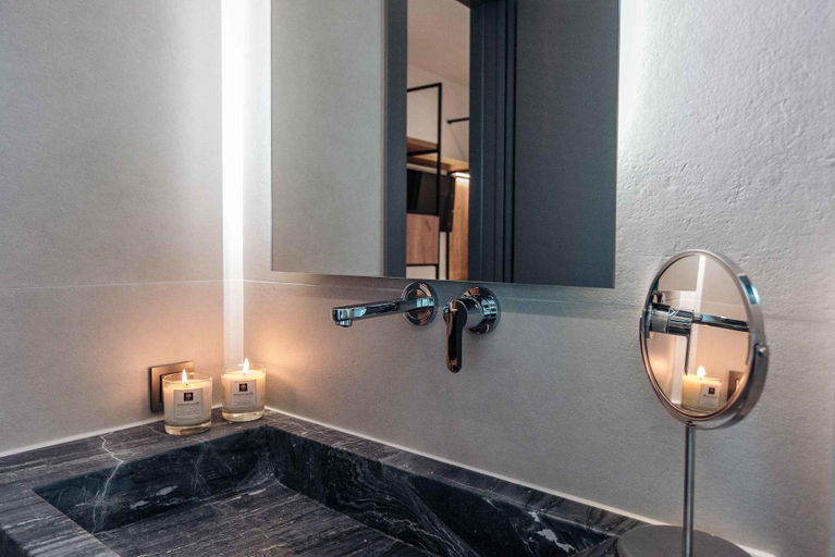 Bathroom 4, Sandom, South Aegean