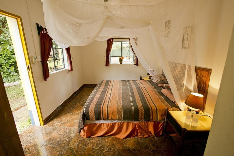 Public Area, Shoestrings Backpackers & Bar, Hwange