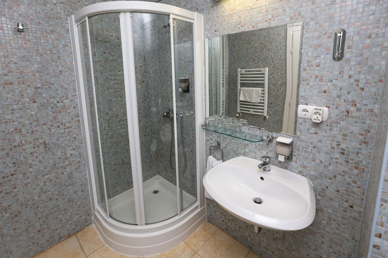 Bathroom 5, Balatonfoi Yacht Club, Balatonalmádi