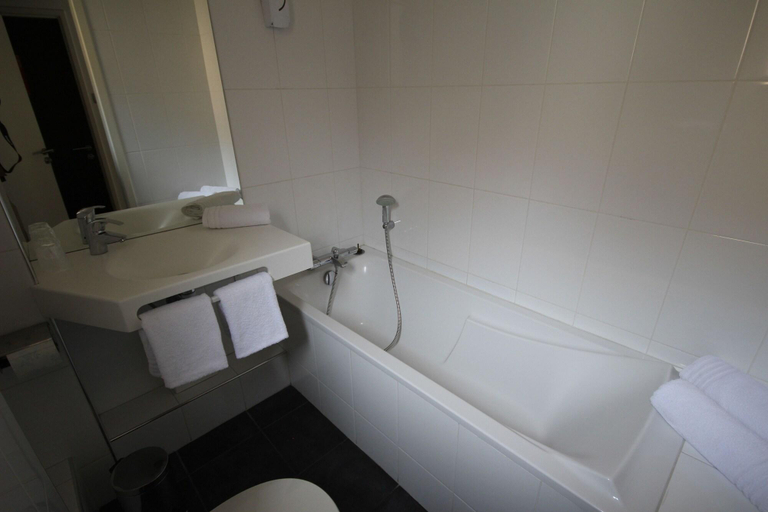 Bathroom 2, Hôtel des Tonneliers - Cruche d'Or, Bas-Rhin