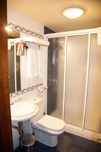Bathroom 5, Hotel Entrecercas, A Coruña