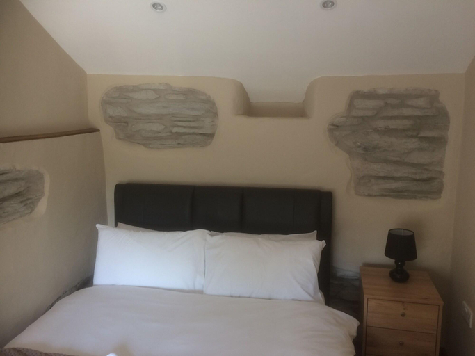 Bedroom 2, The Grapes Hotel, Gwynedd