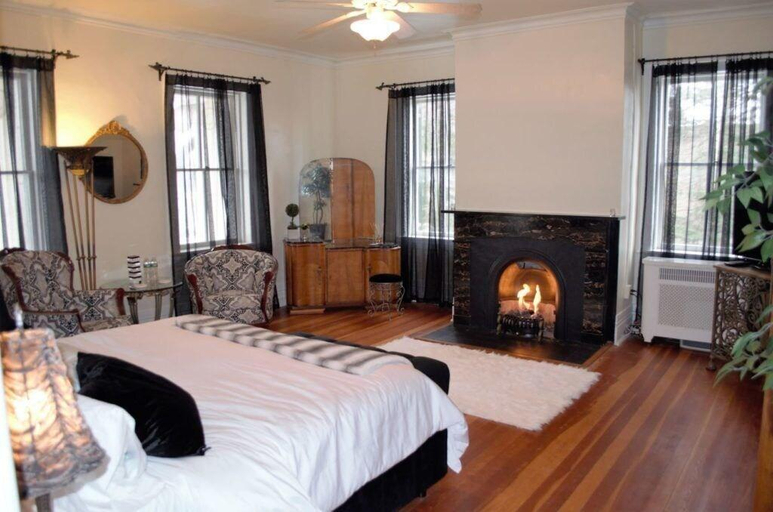 Bedroom 1, The Laurentide Inn, Yates