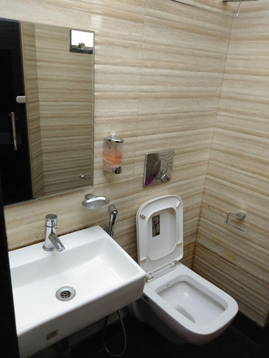 Bathroom 3, Hotel Afridi International, Kolkata