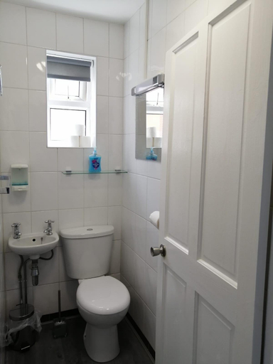 Bathroom 4, Cosgrove Inn, North Lincolnshire