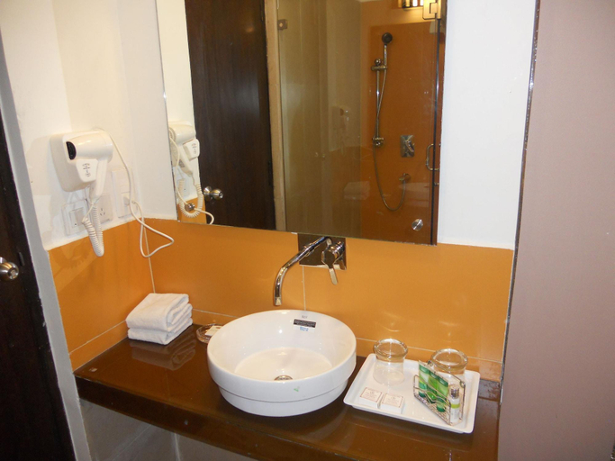 Bathroom 5, Hotel Aquamarine, Chandigarh