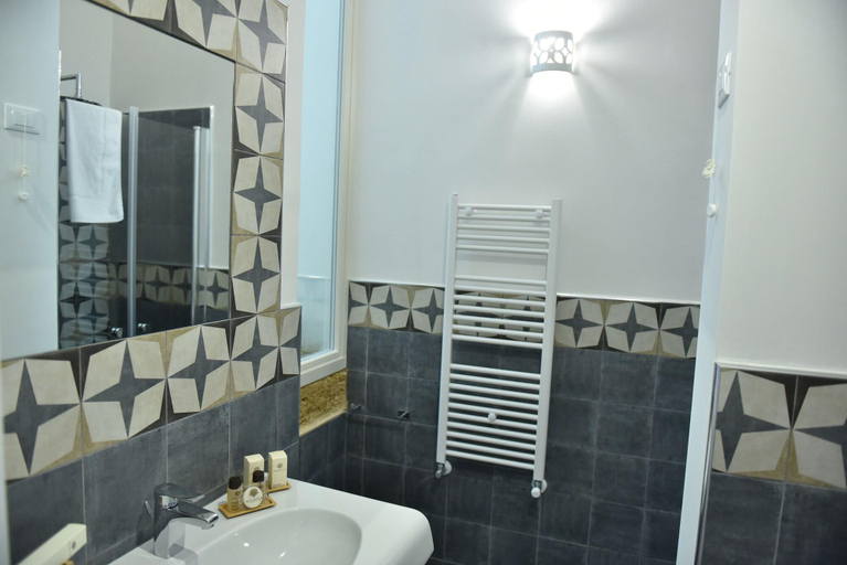 Bathroom 5, Tobacco Suite, Brindisi