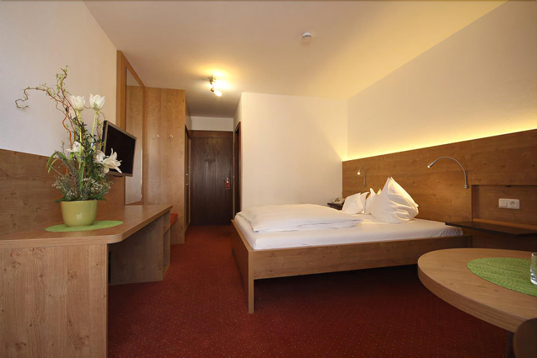 Bedroom 3, Isar Hotel, Freising