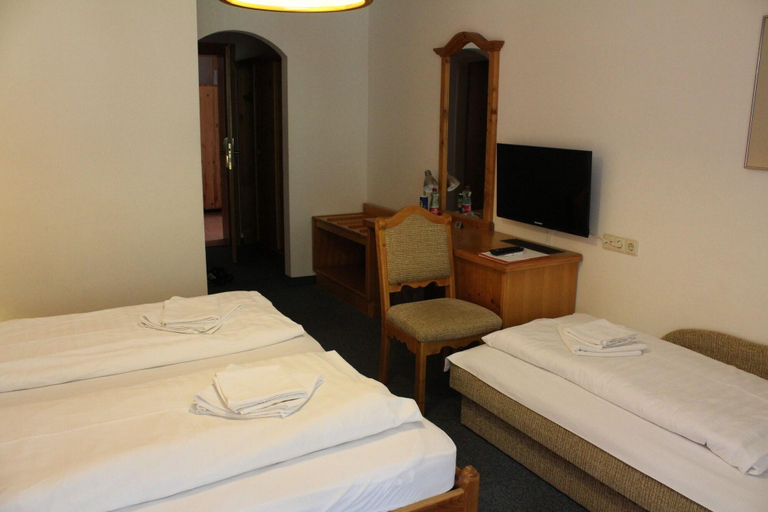 Bedroom 3, Dachstein West Sporthotel, Hallein