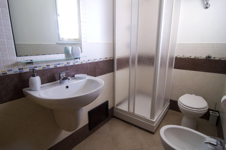 Bathroom 3, B&B La Porta Accanto, Sassari