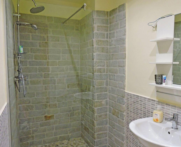 Bathroom 4, Petitui, Imperia