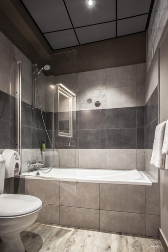 Bathroom 4, Hotel Des Lices, Ille-et-Vilaine