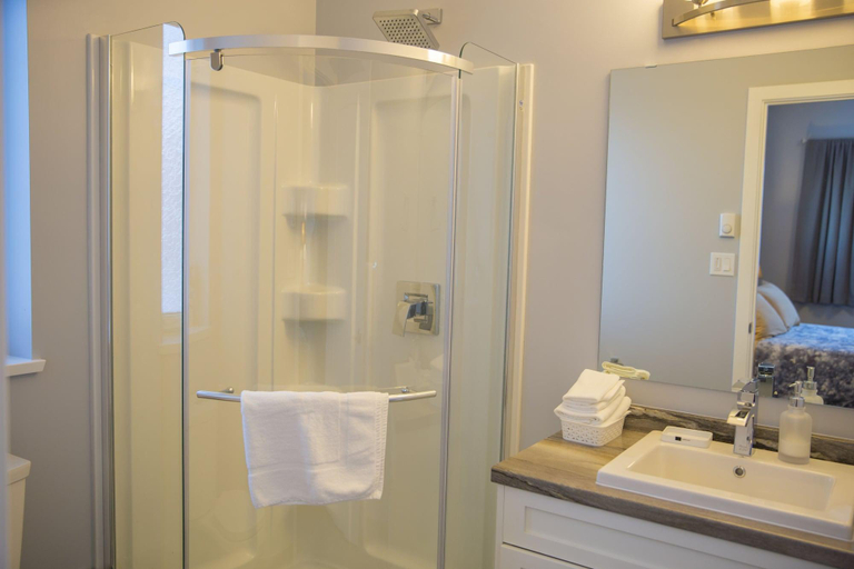 Bathroom 5, Midnight Sun Inn, Yukon