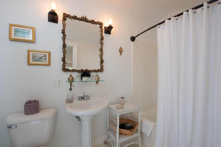 Bathroom 4, Strong House Inn, Addison