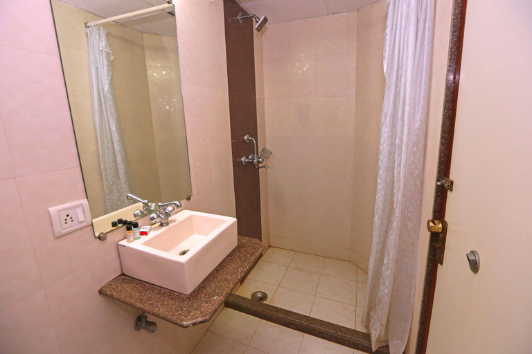 Bathroom 5, Hotel Shantiidoot, Mumbai City