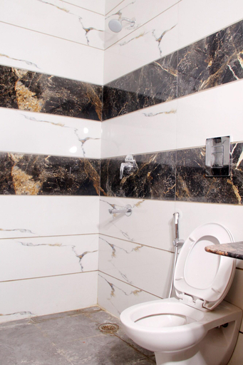 Bathroom 4, New Frontier Hotel, Delhi