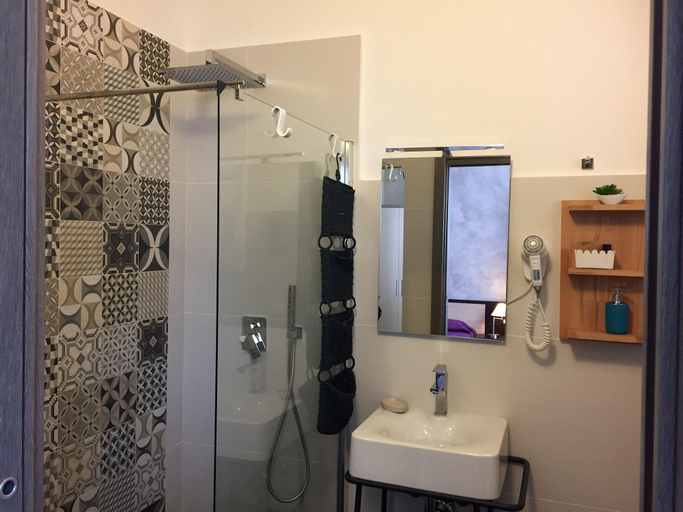 Bathroom 5, B&B Marricriu, Syracuse
