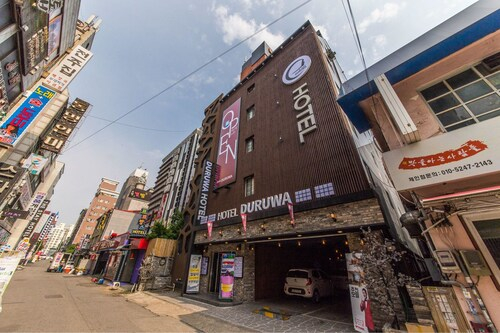 Duruwa Hotel, Nam
