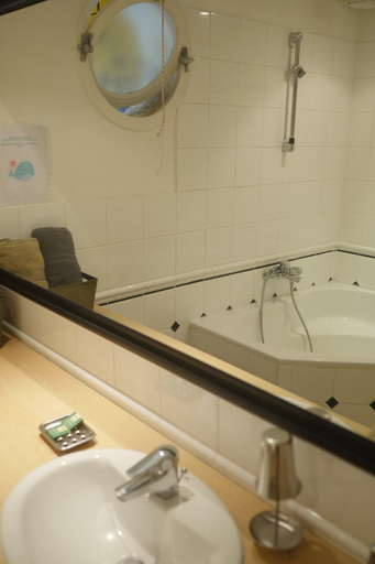 Bathroom 3, Lou Candelou, Alpes-Maritimes
