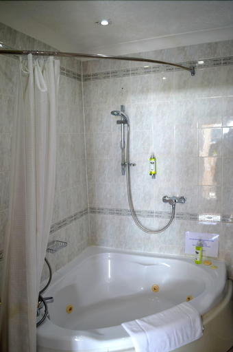 Bathroom 5, Watersedge Guest House, Dorset