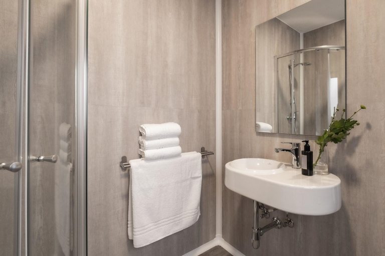 Bathroom 3, C'est La Vie Hotel Marsascala