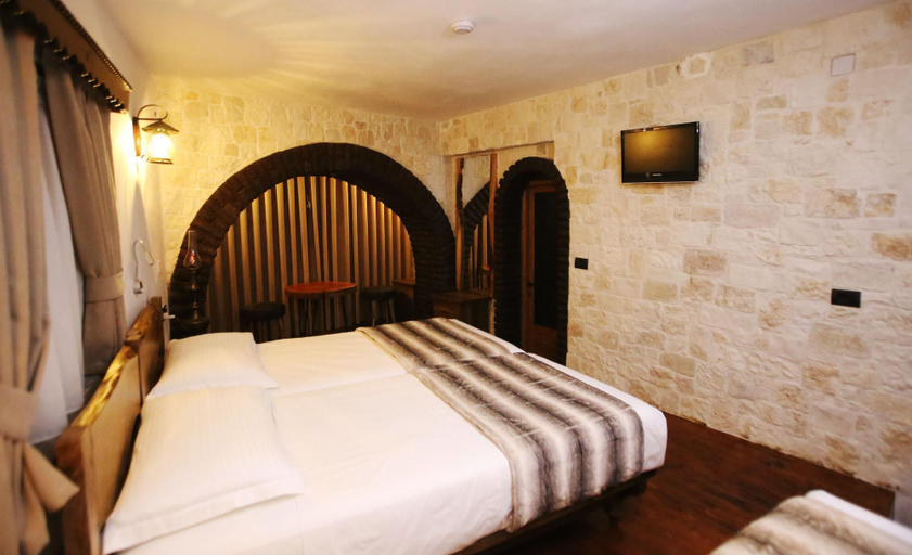 Bedroom 3, Heraklis Hotel, Beratit