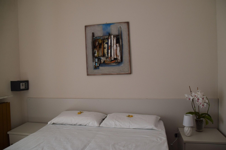 Bedroom 2, Hotel Rafe', Savona
