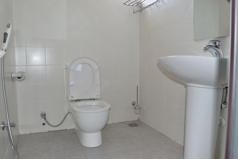 Bathroom 4, Lantana Hotel, Kinondoni