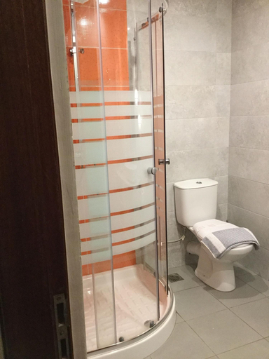 Bathroom 4, Arocaria Apartments, Crete