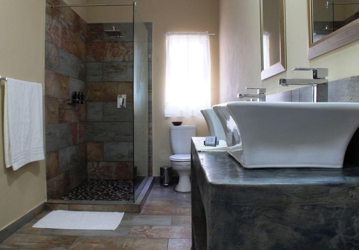 Bathroom 5, The Belgium Inn, Mopani